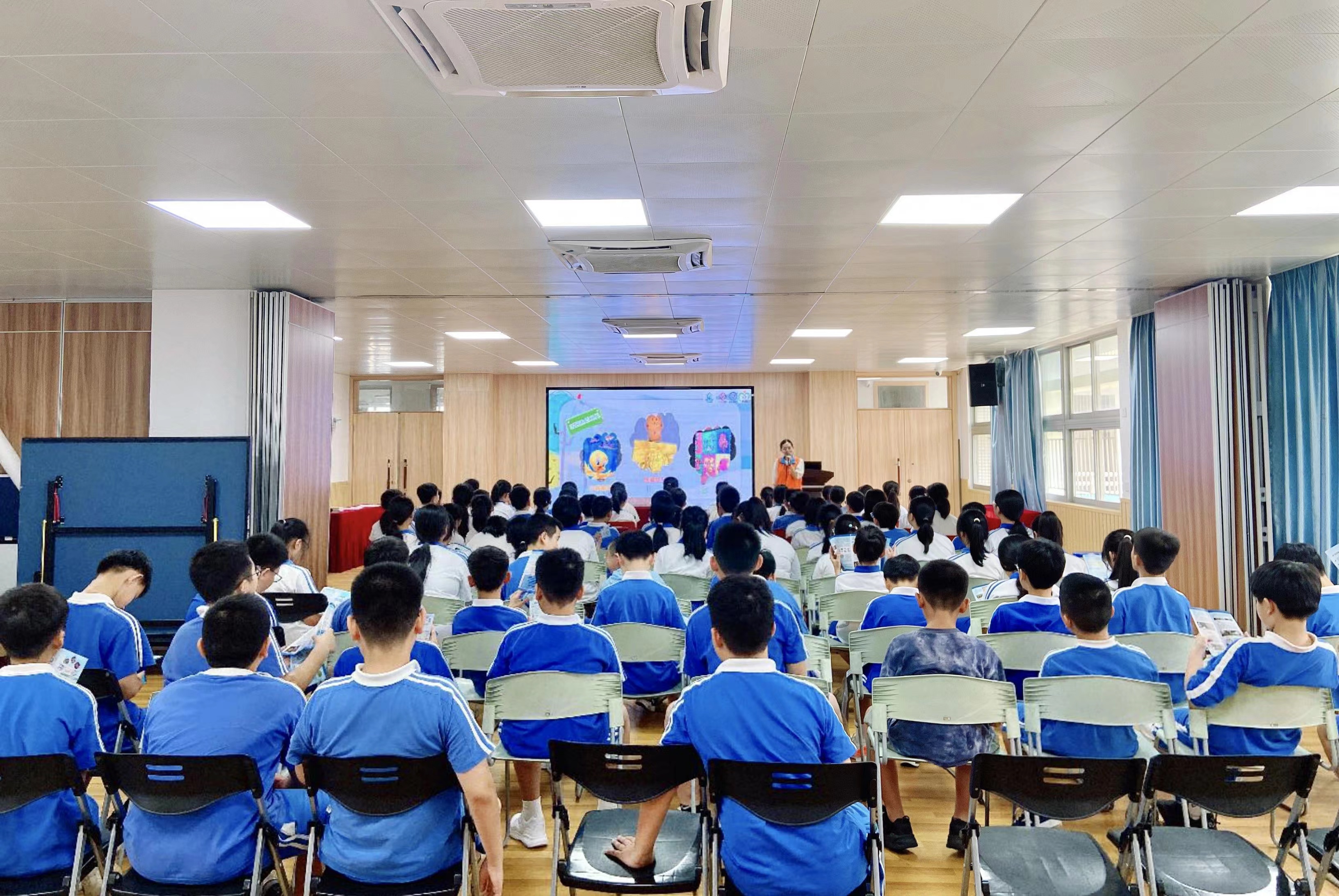黄贝街道前往罗湖港人子弟学校开展青少年药物滥用预防宣传主题班会