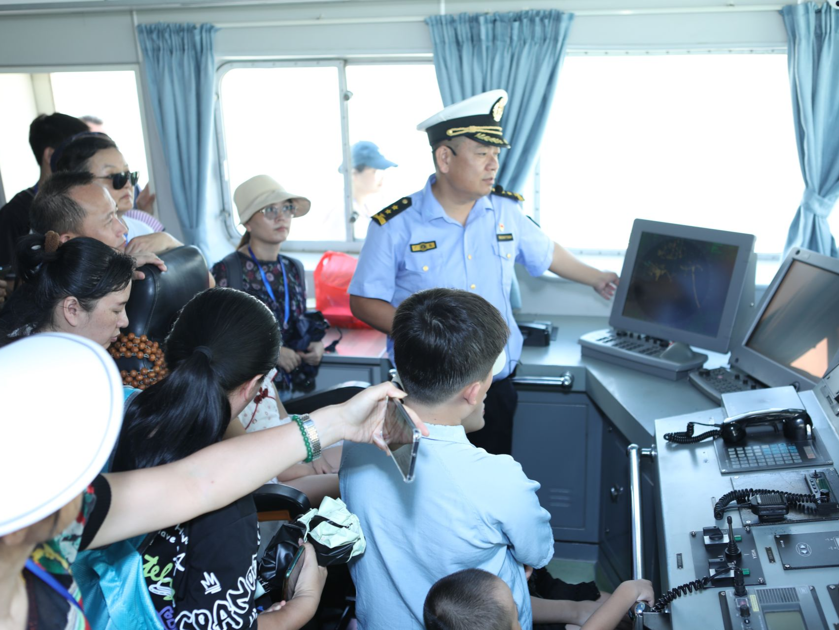深圳海洋执法船市民开放日：开启亲海之门，讲述守海故事