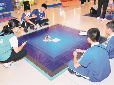 福田区社区运动会编程机器人赛热闹开幕  小学生设计的机器人会玩冰壶