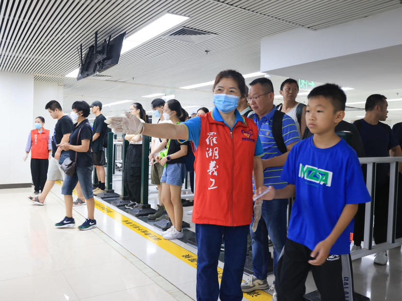 罗湖边检站携手“志愿红”营造温情口岸