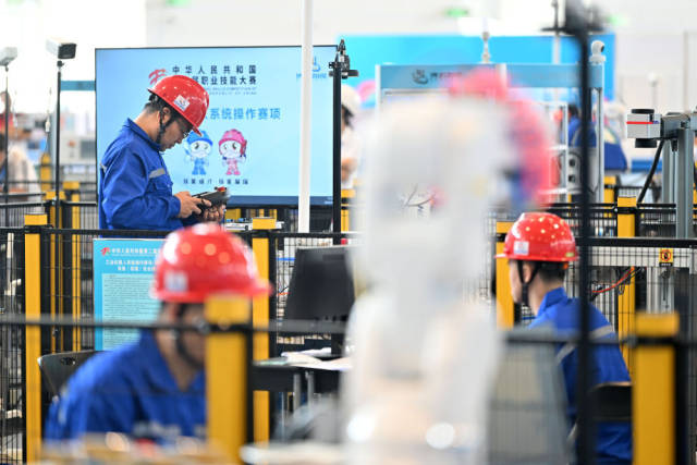选手在国家会展中心（天津）参加工业机器人系统操作项目的比赛。新华社记者李然摄