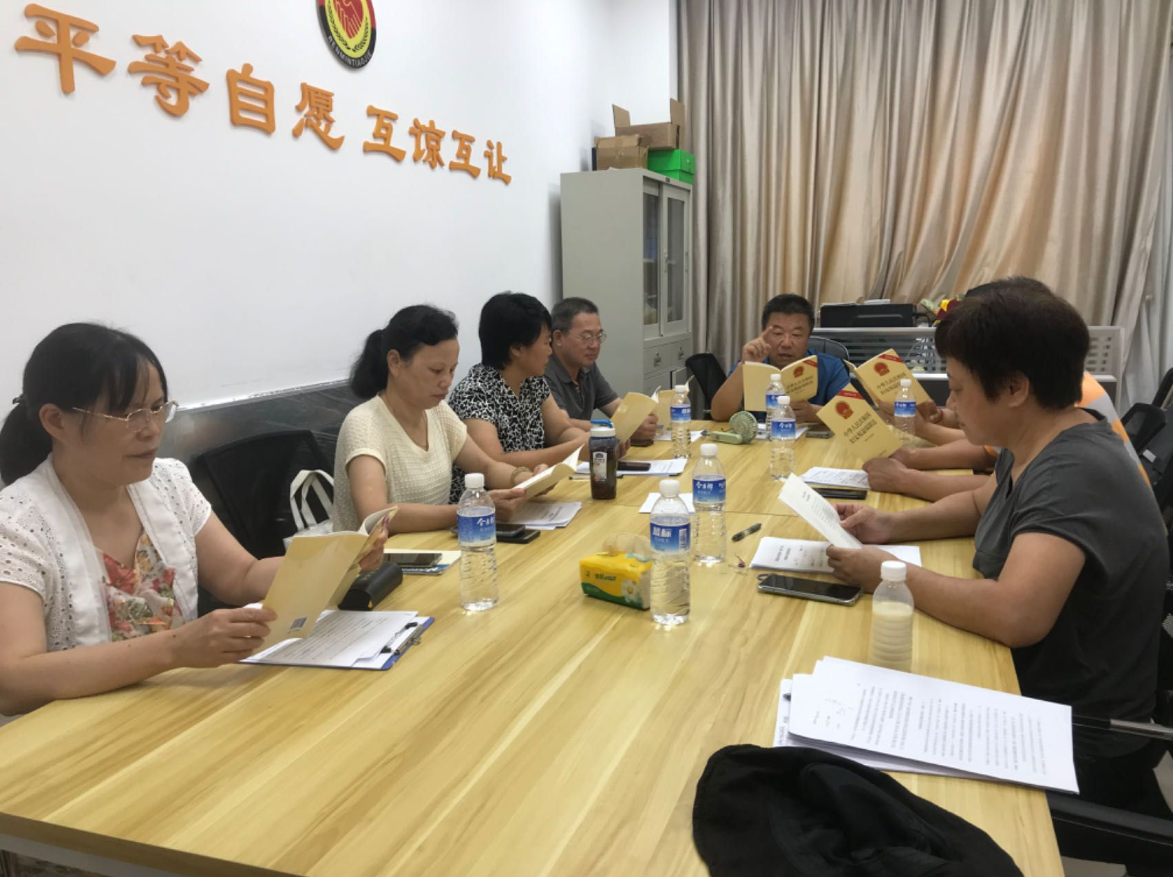 深圳热心大哥大姐当好“和事佬”，扎根社区专解“邻里结”