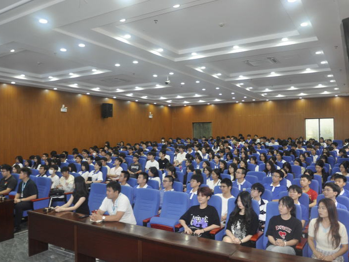 文学照亮未来 知名作家为联考中国深圳校区高三学子带来精彩讲座