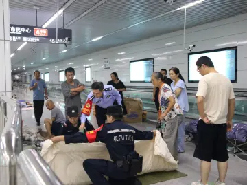 台风夜，停运的地铁站来了一位阿婆…… 
