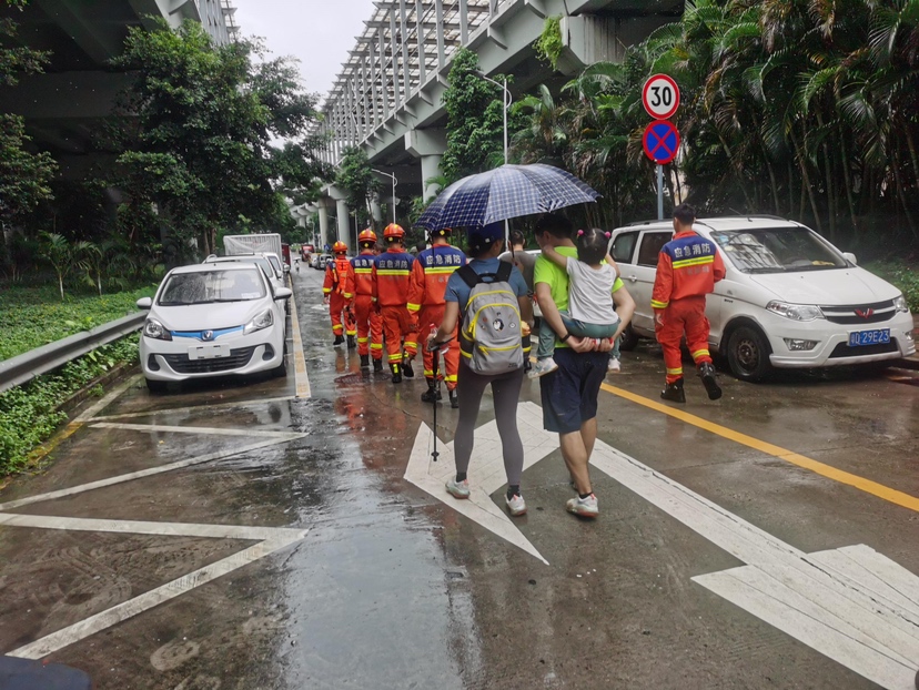 深圳一家三口爬山迷路 消防搜山找回