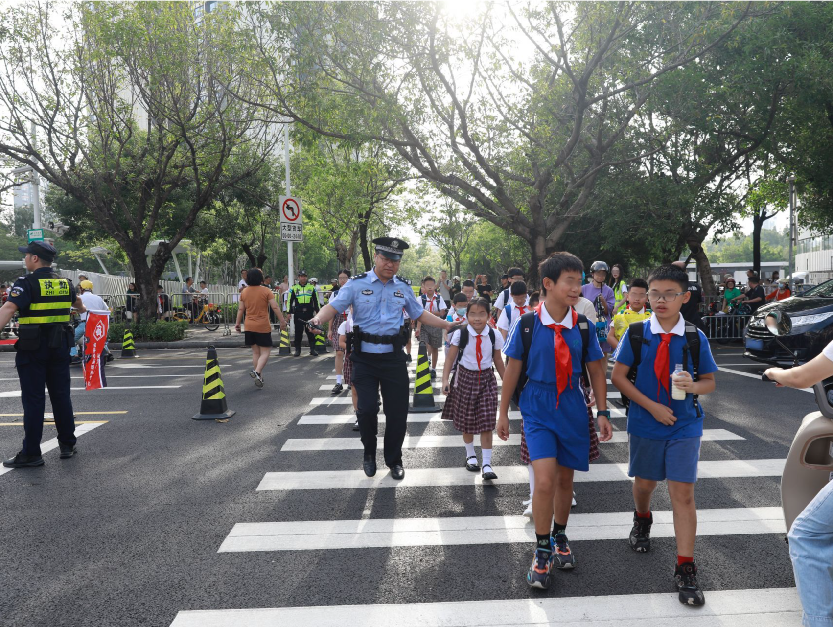 深圳公安开展校园高峰勤务，全力守护校园安全