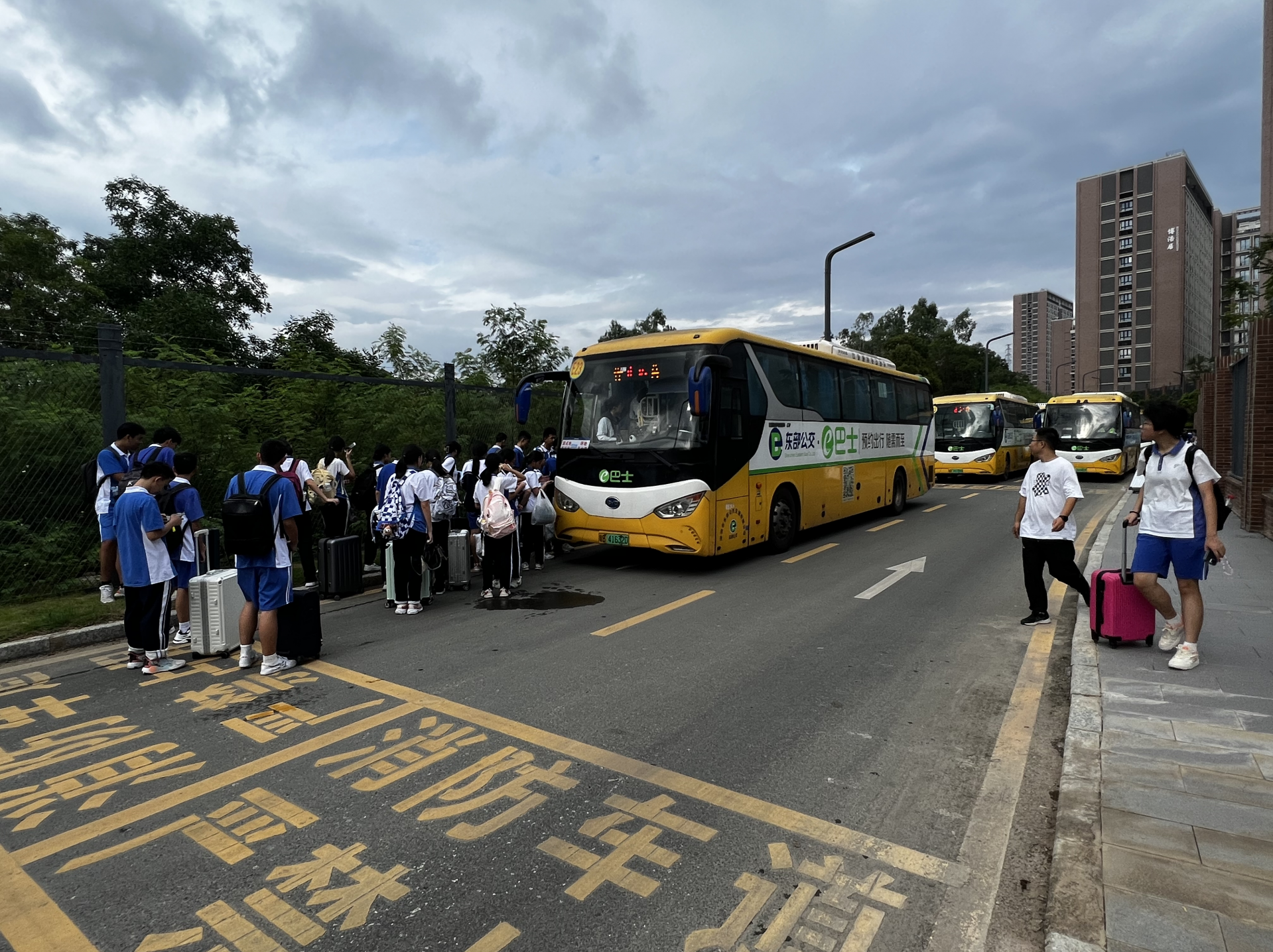 “苏拉”台风来袭，东部公交e巴士紧急接送3200余名学子离校返家