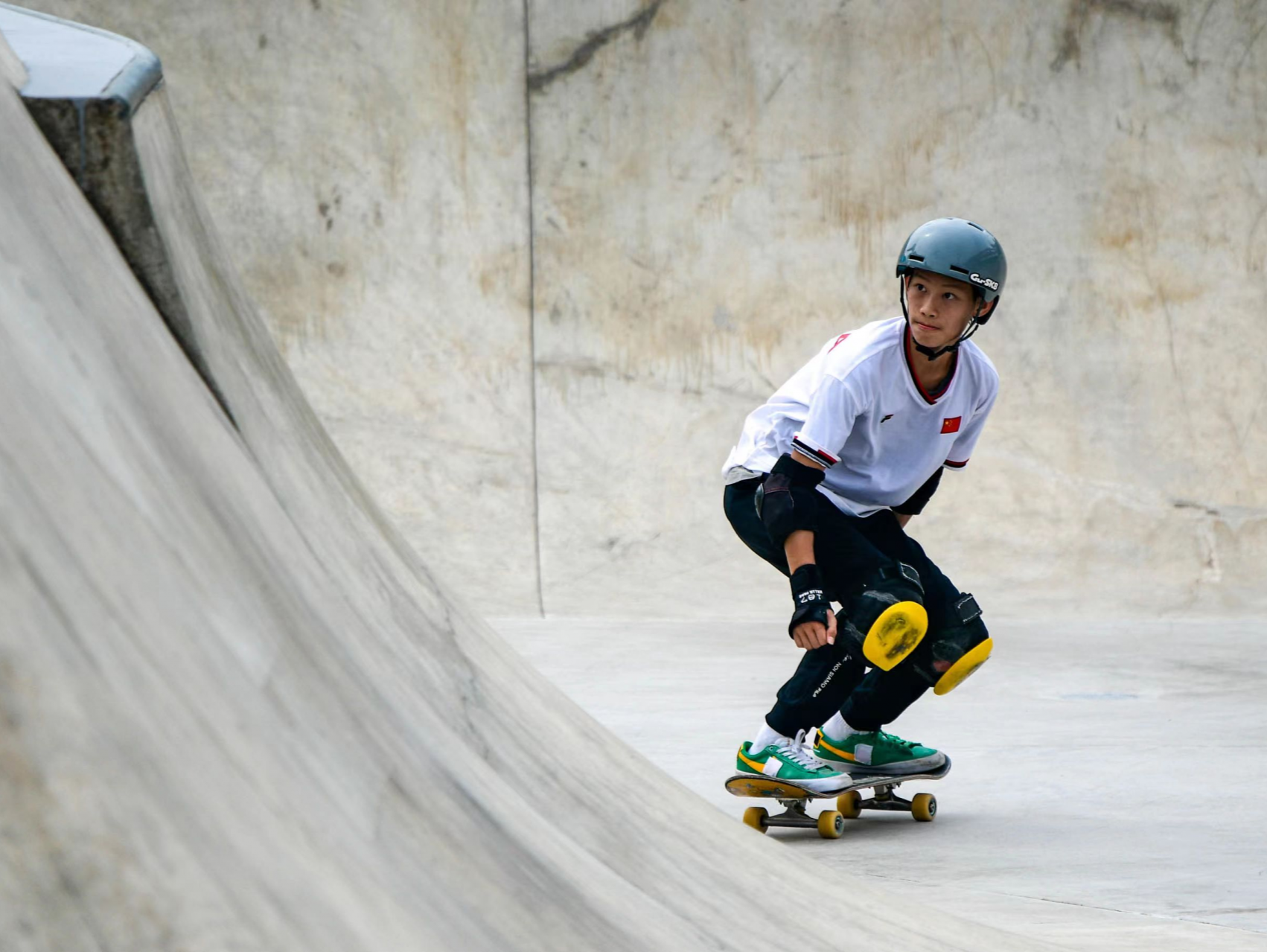 广东15岁滑板少年碗池赛爆冷夺冠，父亲曾为其造两个“碗”