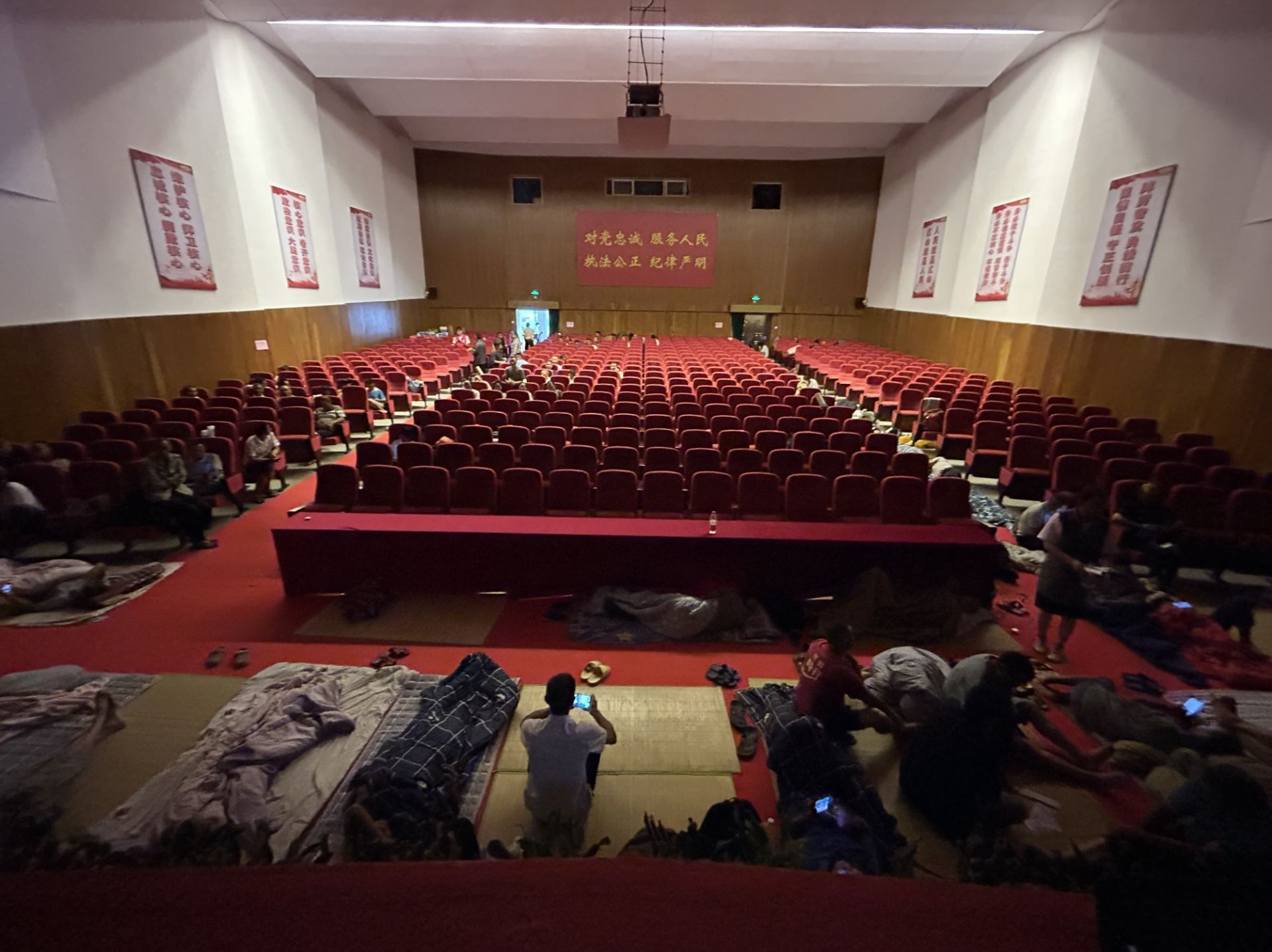 台风“苏拉”预警升级！蛇口边检站开放礼堂作为应急避难场所