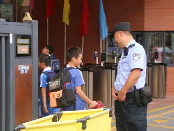 观警台丨深圳公安开启“护学模式”，护航校园安全守护“读书郎”  