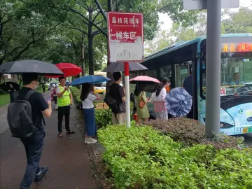 台风中，这群公交人奔走在城市交通保障第一线