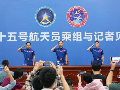 费俊龙获颁二级航天功勋奖章，邓清明、张陆荣获“英雄航天员”荣誉称号