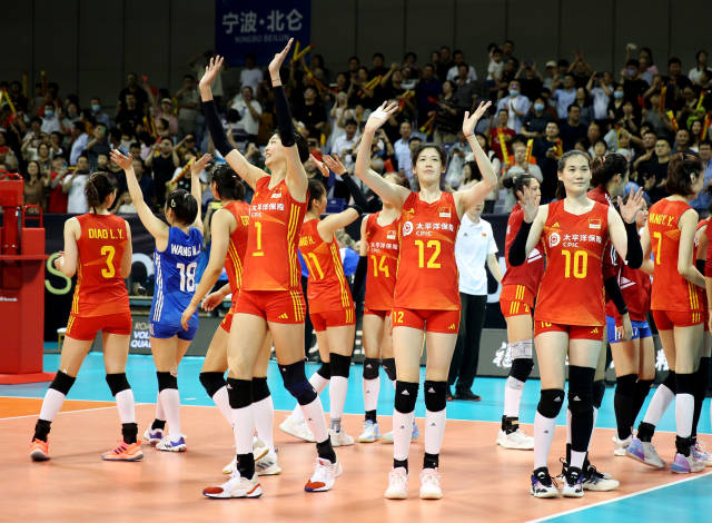 9月19日，中国队球员赛后向观众致意。新华社发