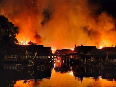 泰国芭堤雅知名旅游景点四方水上市场发生严重火灾