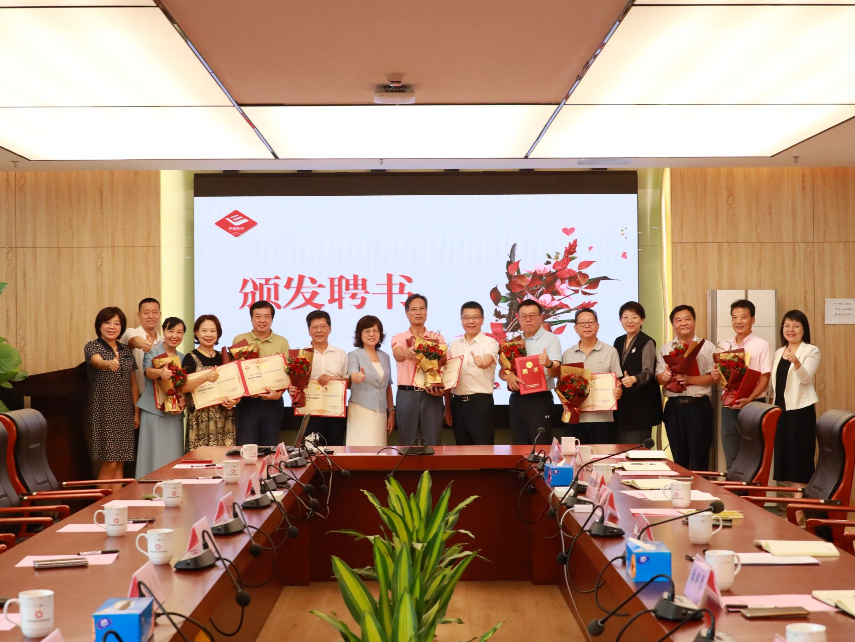 发挥”银发”引领作用！罗湖区教育系统召开退休校长代表座谈会