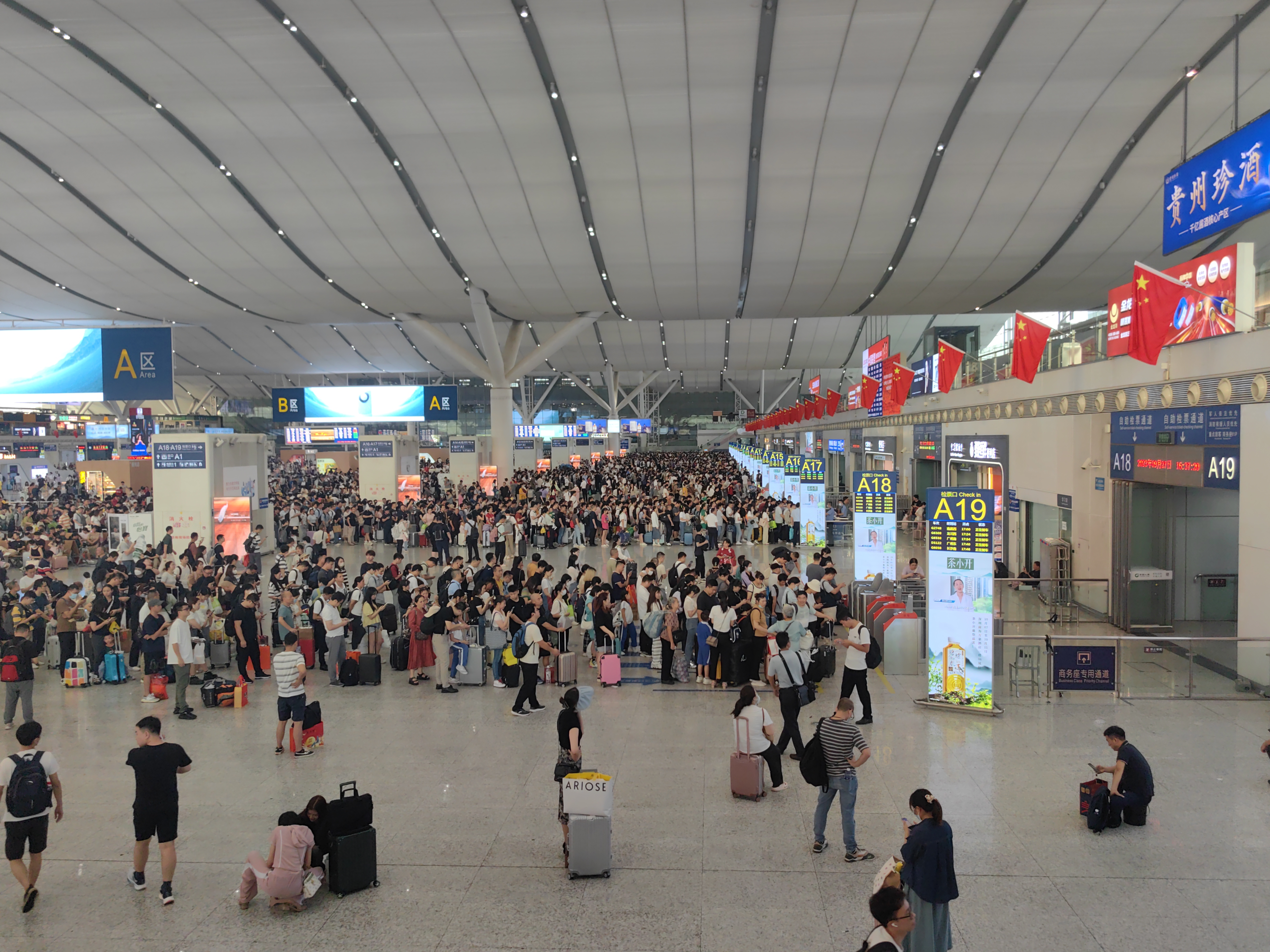 “双节”假期铁路运输启动，深圳北站10月1日或迎客流最高峰