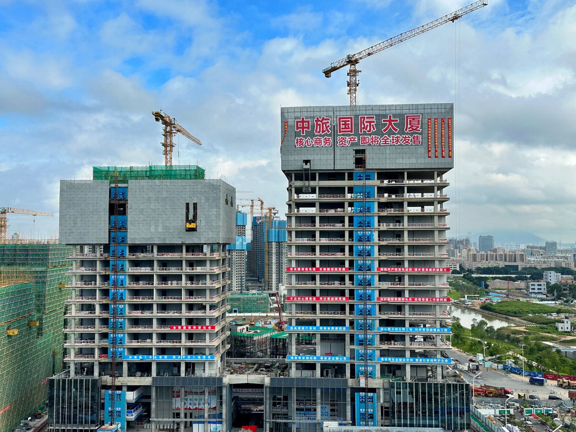 中旅国际大厦全面封顶，深圳会展新城新地标即将出炉