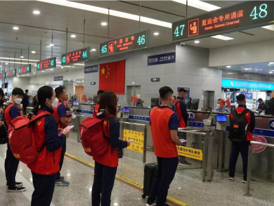 70余批次600余人次 上海机场边检站迎来涉亚运会人员单日入境最高峰