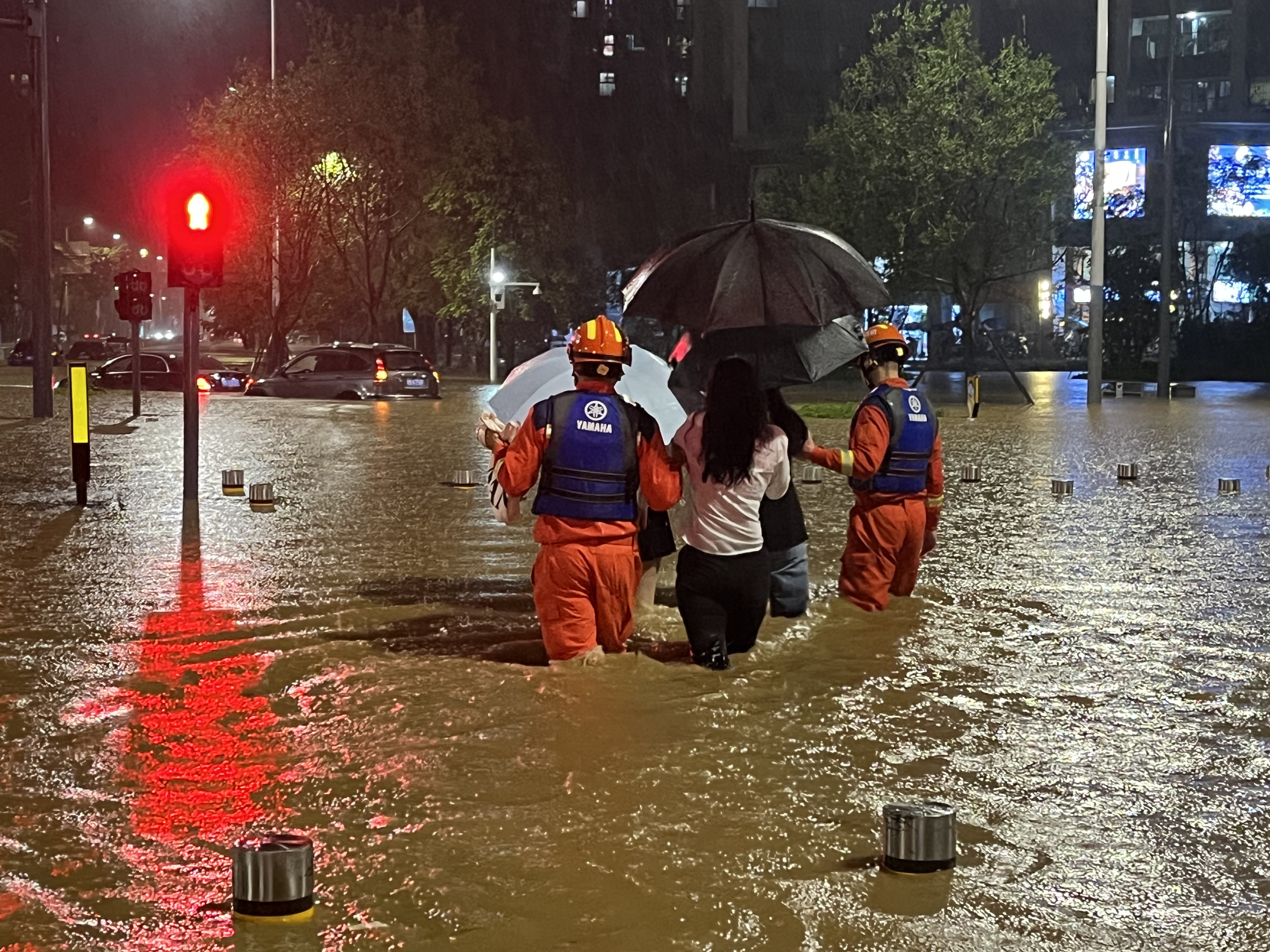 深圳消防出动多支救援力量连夜转移受灾群众