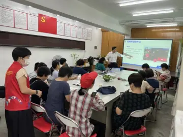 翠竹街道翠达社区开展助老手机课堂