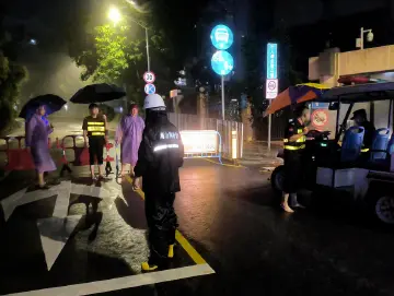 莲塘口岸、文锦渡口岸暂停通关！多路记者直击暴雨夜！
