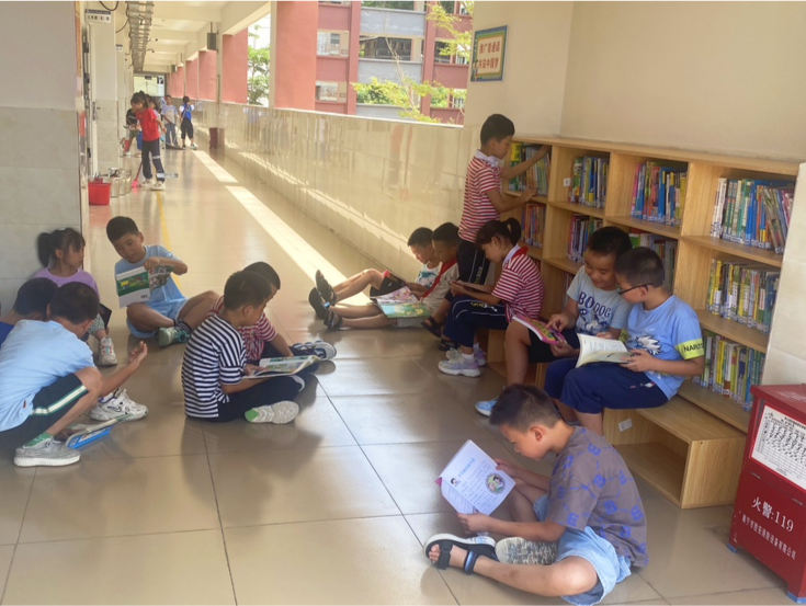 深圳边检聚焦乡村教育发展向帮扶校园捐赠1.5万册图书