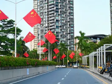 国庆将至，鹏城涌动“中国红”