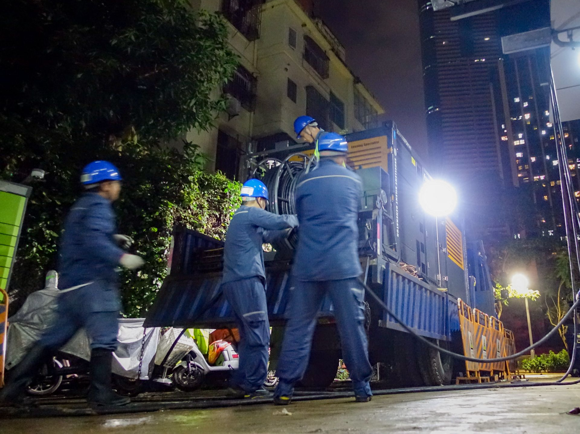 暴雨中的供电人奔赴防涝抗灾第一线 三省区电网出动290台应急发电车支援抢修