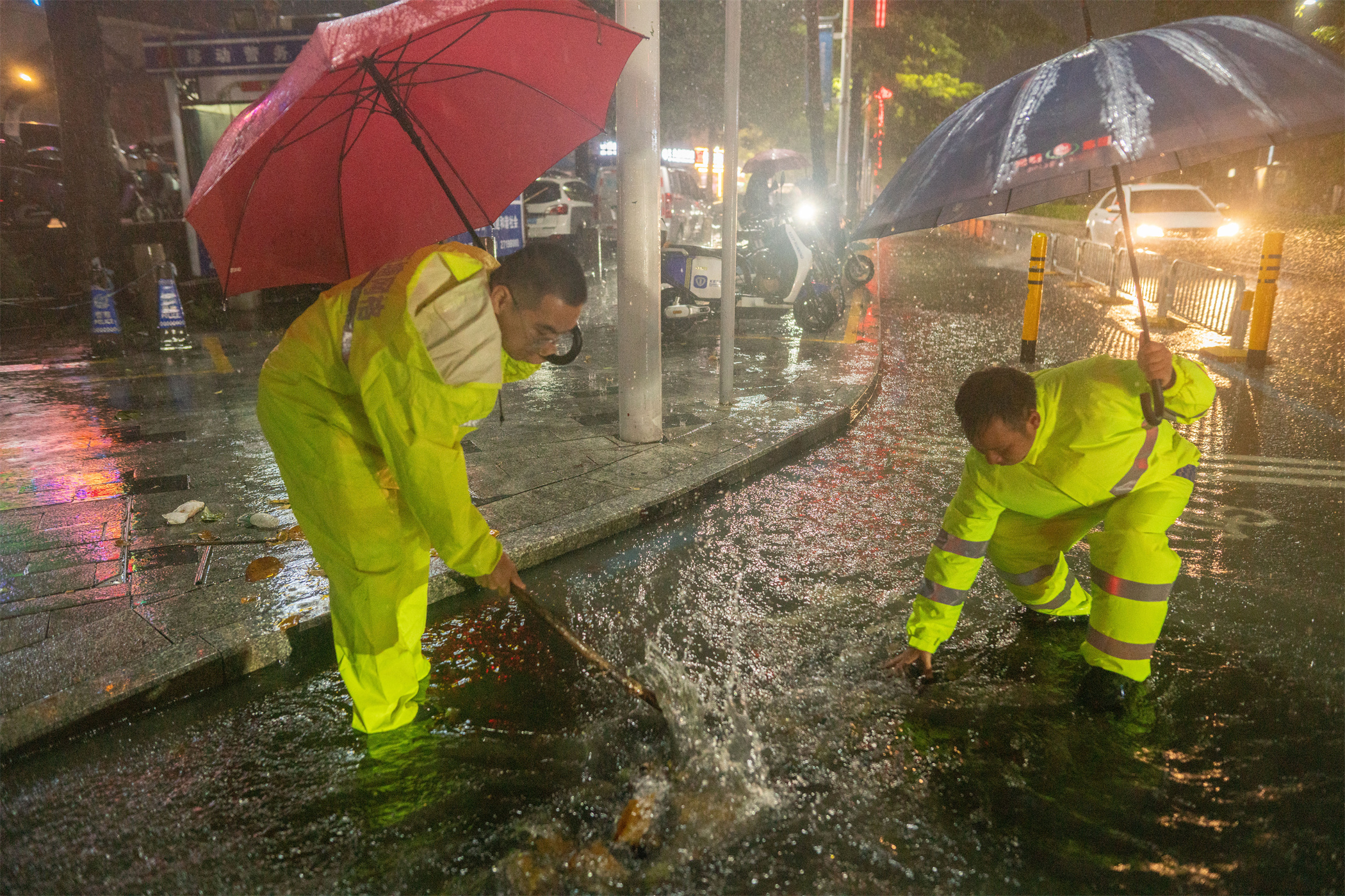 （请驳回）风雨守护！光明玉塘网格员化身“防汛卫士”