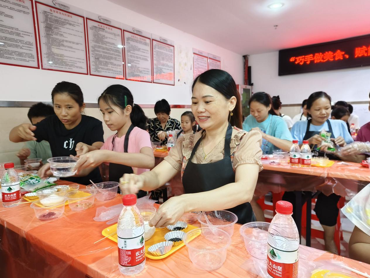 楼岗社区开展“巧手做美食、赋能助成长”妇女技能提升活动