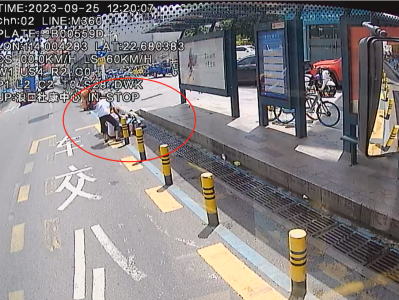 路遇市民连人带车摔倒，深圳公交师傅果断停车伸出援手