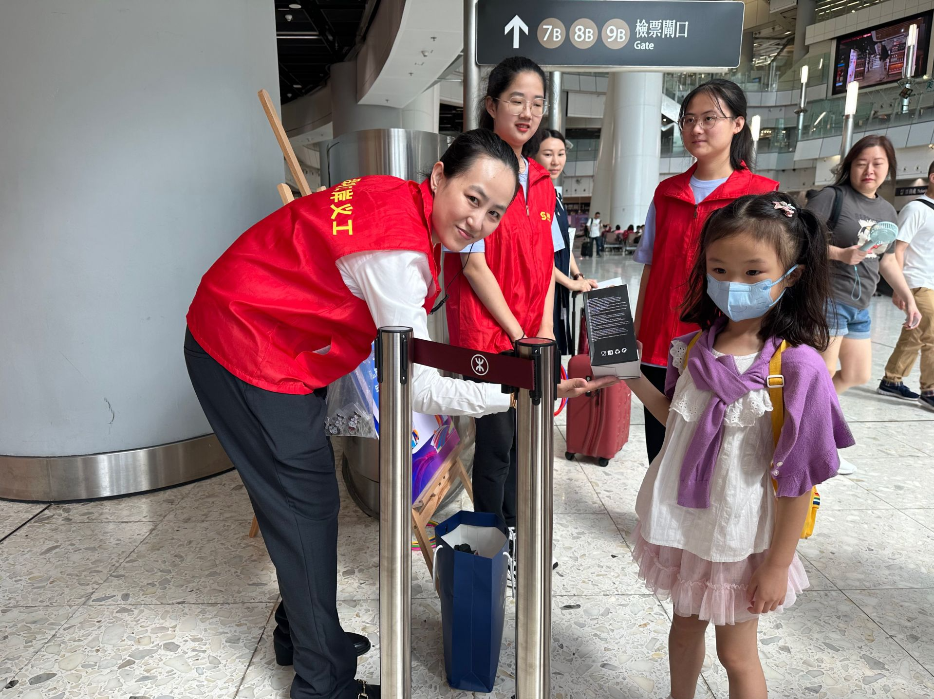 深港同心,伴您同行!深港志愿者首次在口岸共同参与志愿服务活动