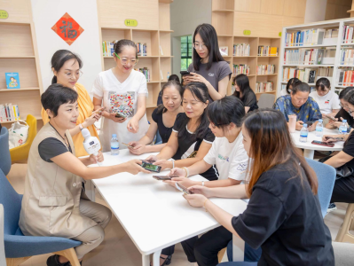 深圳市女摄影家协会举办“手机视频后期剪辑技巧”公益培训
