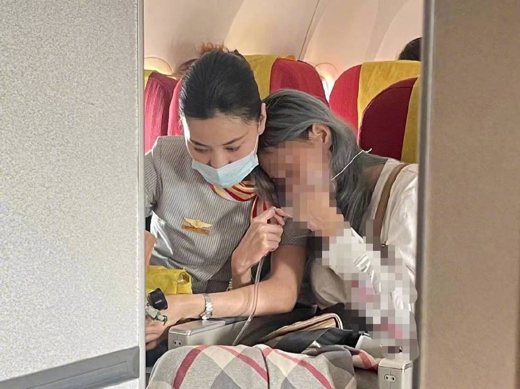 成都飞往天津一航班紧急备降，航空公司通报：为救治突发疾病旅客