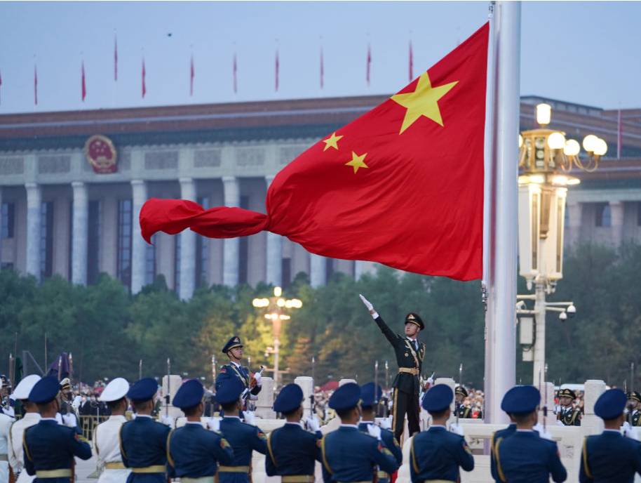 明日6时10分，五星红旗与太阳一同升起！
