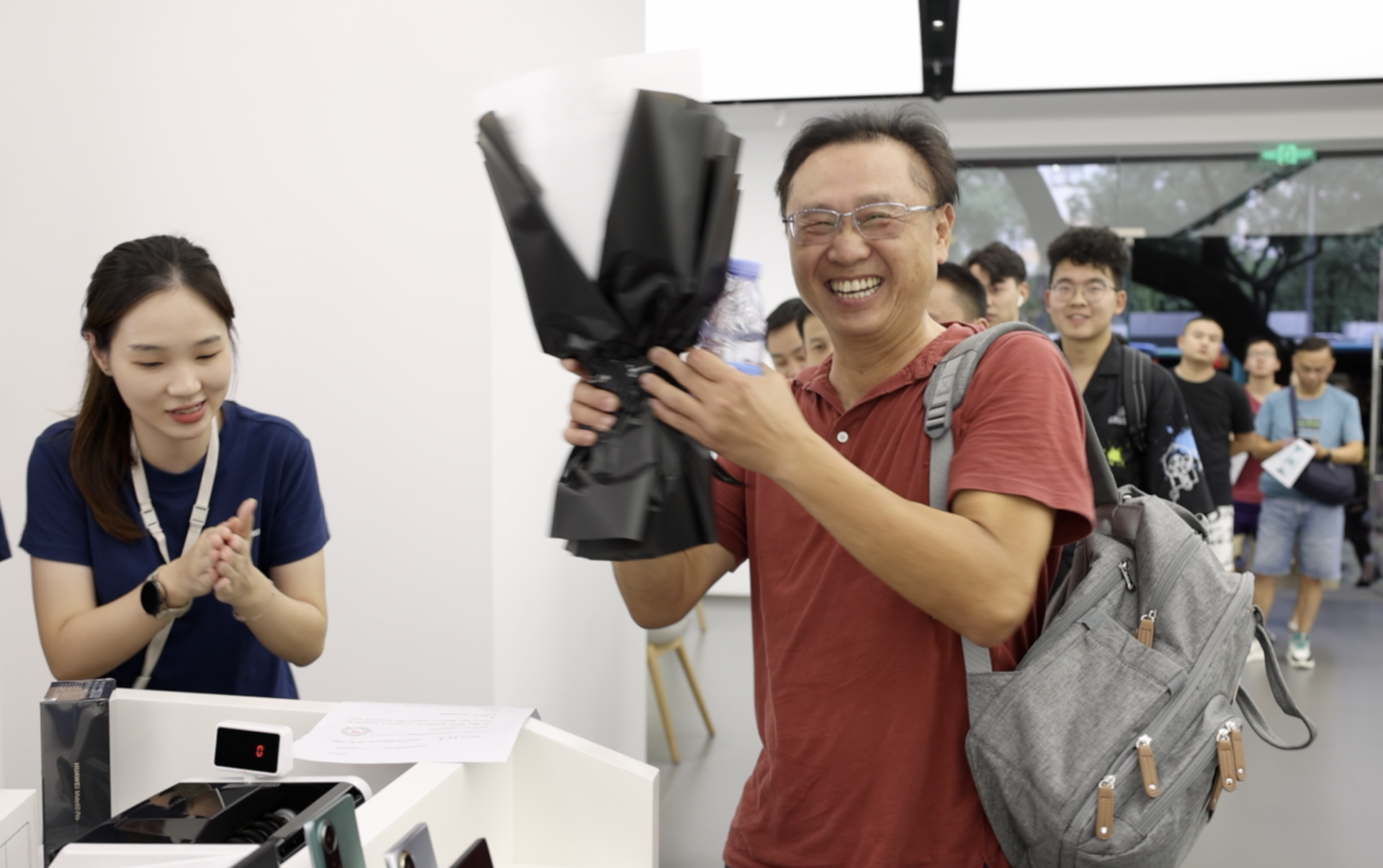 Mate60线下店今日开售 深圳华为门店再现排队盛况
