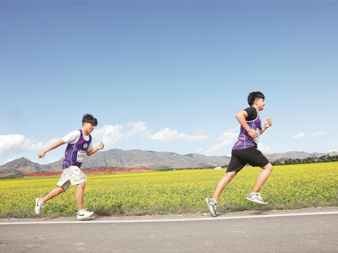 深圳特区报助新疆伊宁县实现马拉松赛事举办初体验  跑在天山花海 梦入童话世界