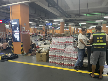 台风临近，8000多名工人进驻深圳湾体育中心停车场避风