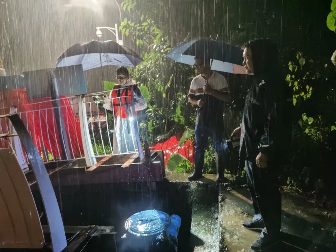 暴雨战一线，他们彻夜不眠！罗湖区各部门出动抢险转移安置群众两千余人次