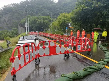 暴雨天一货车不慎陷入坑 相关部门及时救助 司机成功脱困