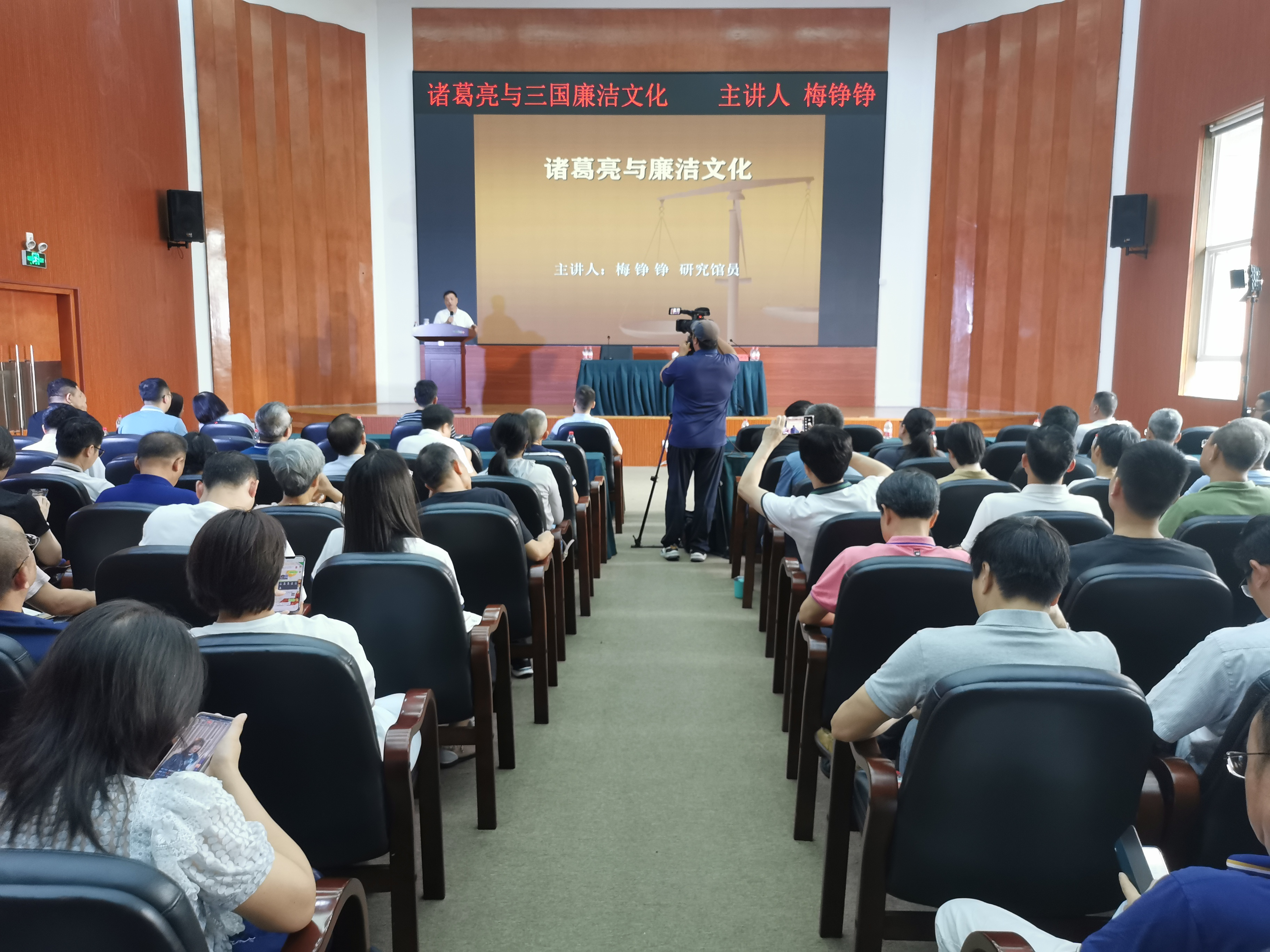 央视《百家讲坛》主讲人做客龙岗大讲堂，解读诸葛亮与三国廉洁文化