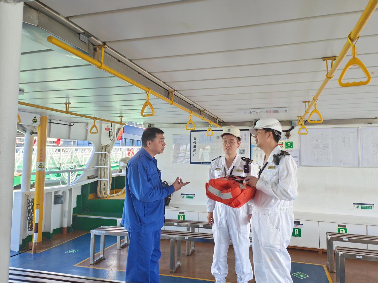 深圳南山海事局积极做好“双节”前涉客船舶安全检查