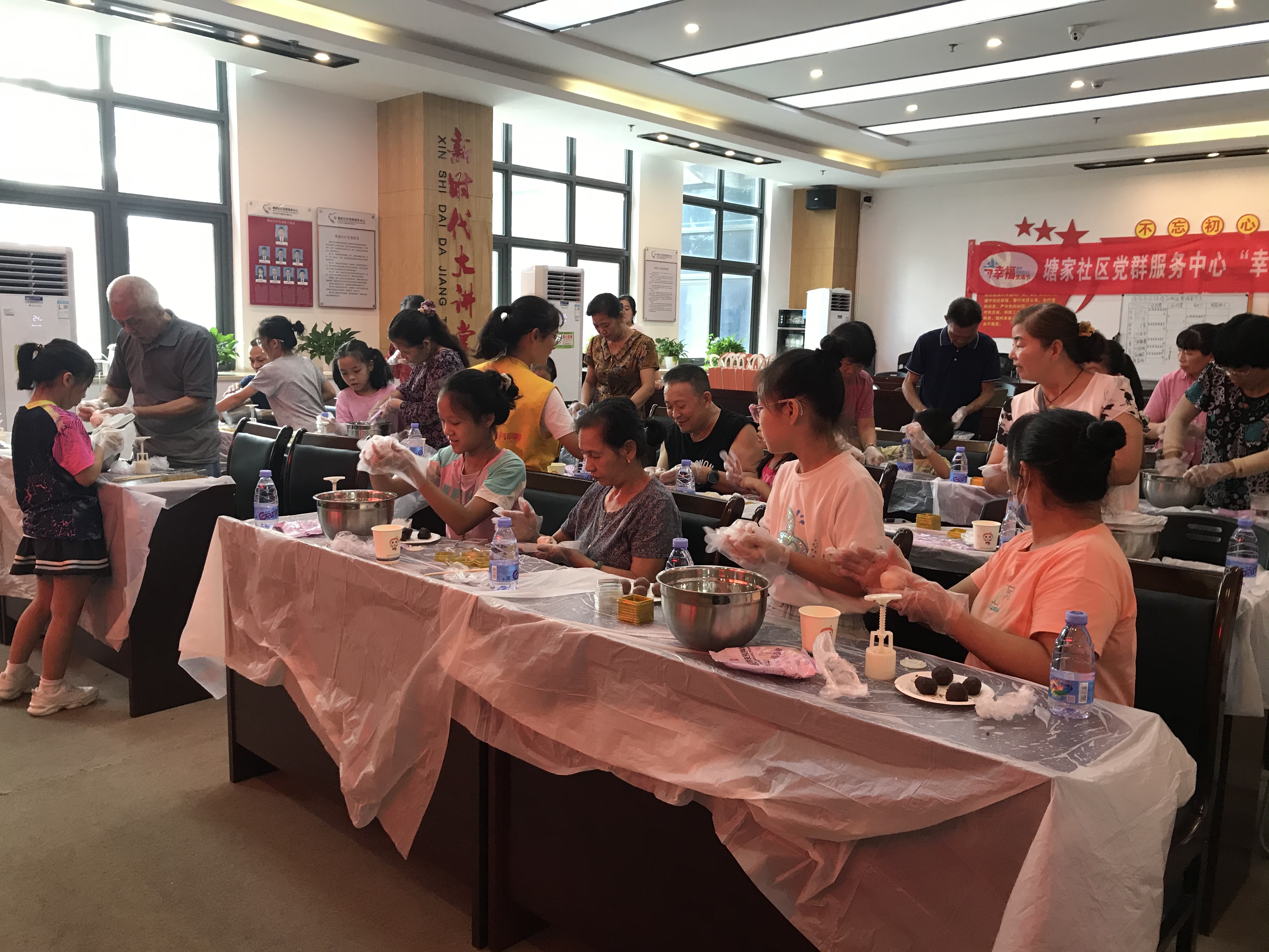 塘家社区祖孙一起制作冰皮月饼传承传统文化