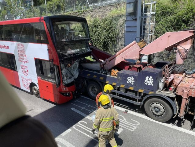 香港屯门公路一辆巴士与货车相撞 约30人受伤