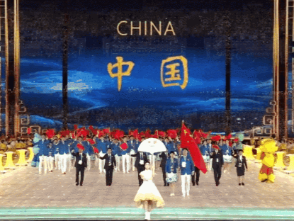 全场欢呼！中国体育代表团入场