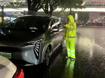 暴雨持续，龙岗在行动！道路出行基本畅通