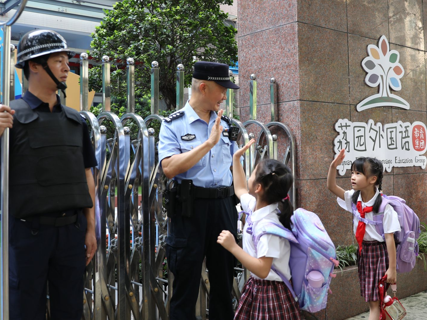 福田公安出动警力886人次，护航学子平安入学返校