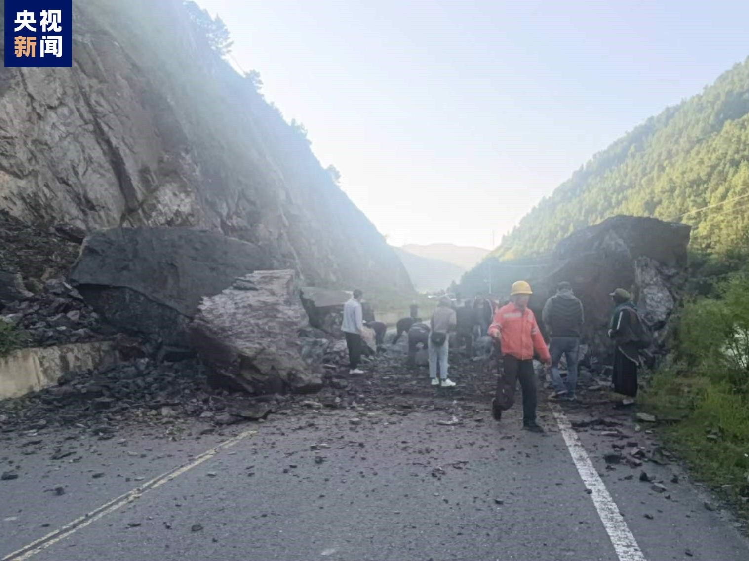 山体崩塌致国道G227线四川稻城段断道