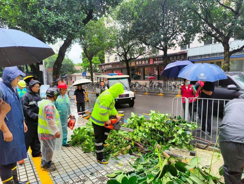 风雨中见证人间真情