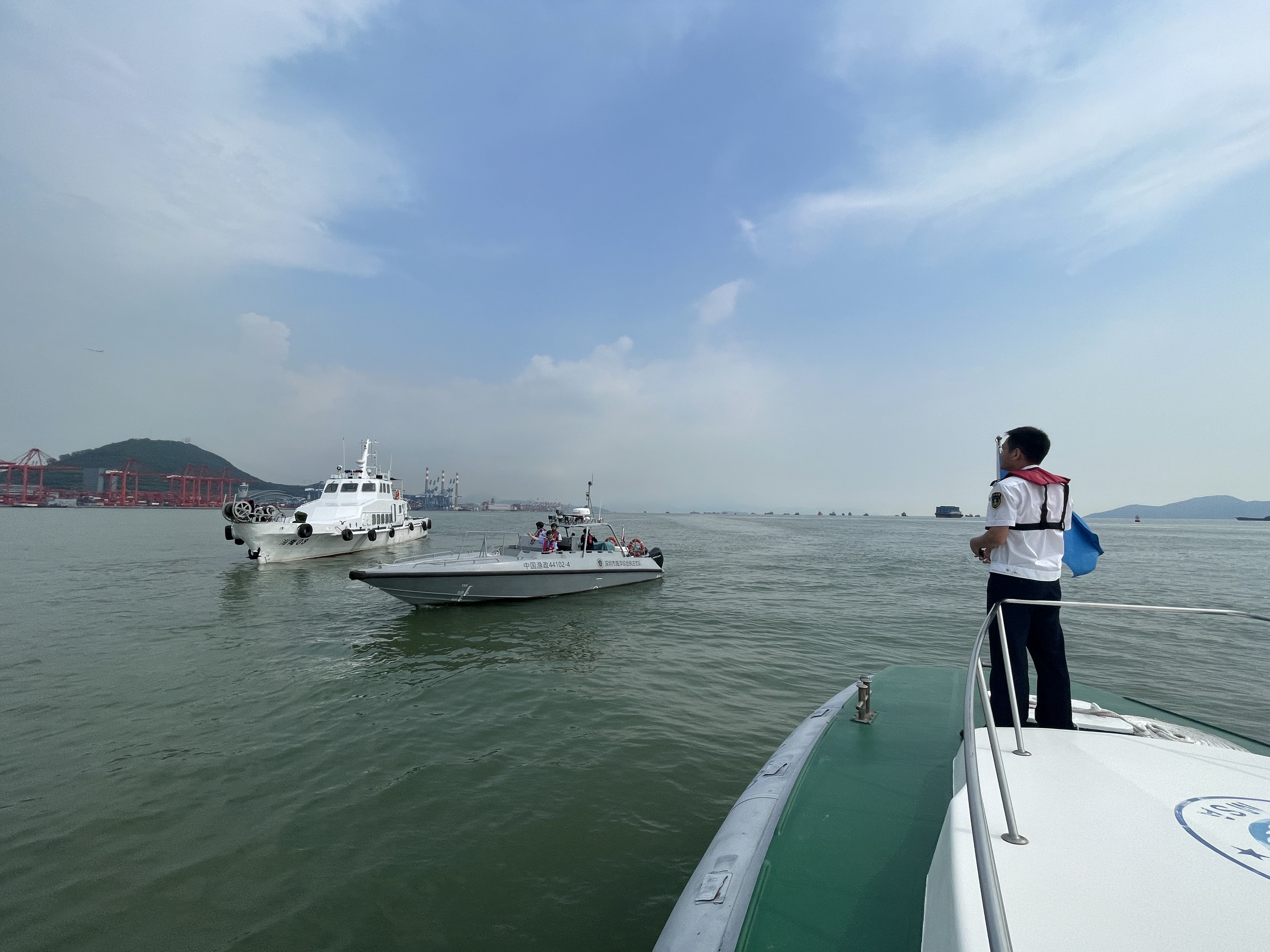 深圳南山海事局多措并举防范“双节”期间商渔船碰撞风险